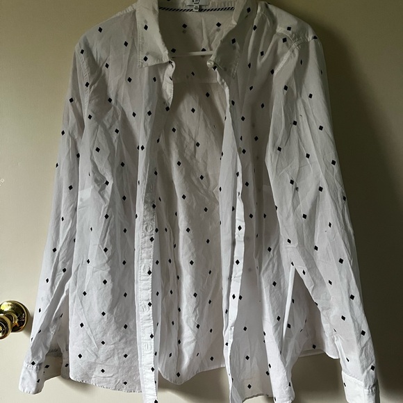 crown & ivy Tops - Crown & Ivy White Shirt with Black Diamond Pattern